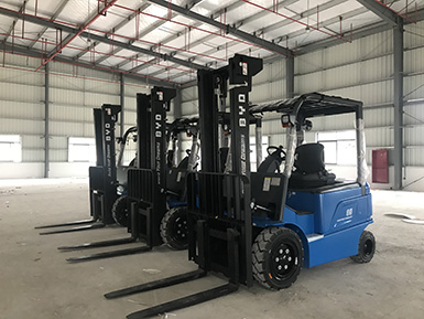 感謝蔡總的大力支持，再次購(gòu)買3+1臺(tái)比亞迪叉車，祝：生意興?。? /></em><b>感謝蔡總的大力支持，再次購(gòu)買3+1臺(tái)比亞迪叉車，祝：生意興隆！</b></a></li>

<div   class=